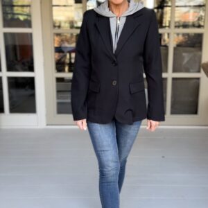 Dames blazer Sandy, 2 kleuren, met hoodie, maten S/M & L/XL Details: Model: Blazer Kleuren: 2 kleuren, zwart en grijs Details: Met vaste hoodie Maten: S/M & L/XL