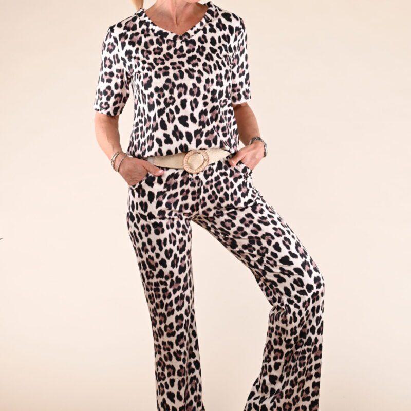 Afbeelding van een leopard travel pantalon verkrijgbaar in de maten S tot XL. Gemaakt van travel stof met een flared pijp en een drawstring in de taille. Voorzien van steekzakken aan de voorkant en nepzakken aan de achterkant. Gemaakt van 80% polyamide en 20% elastico.