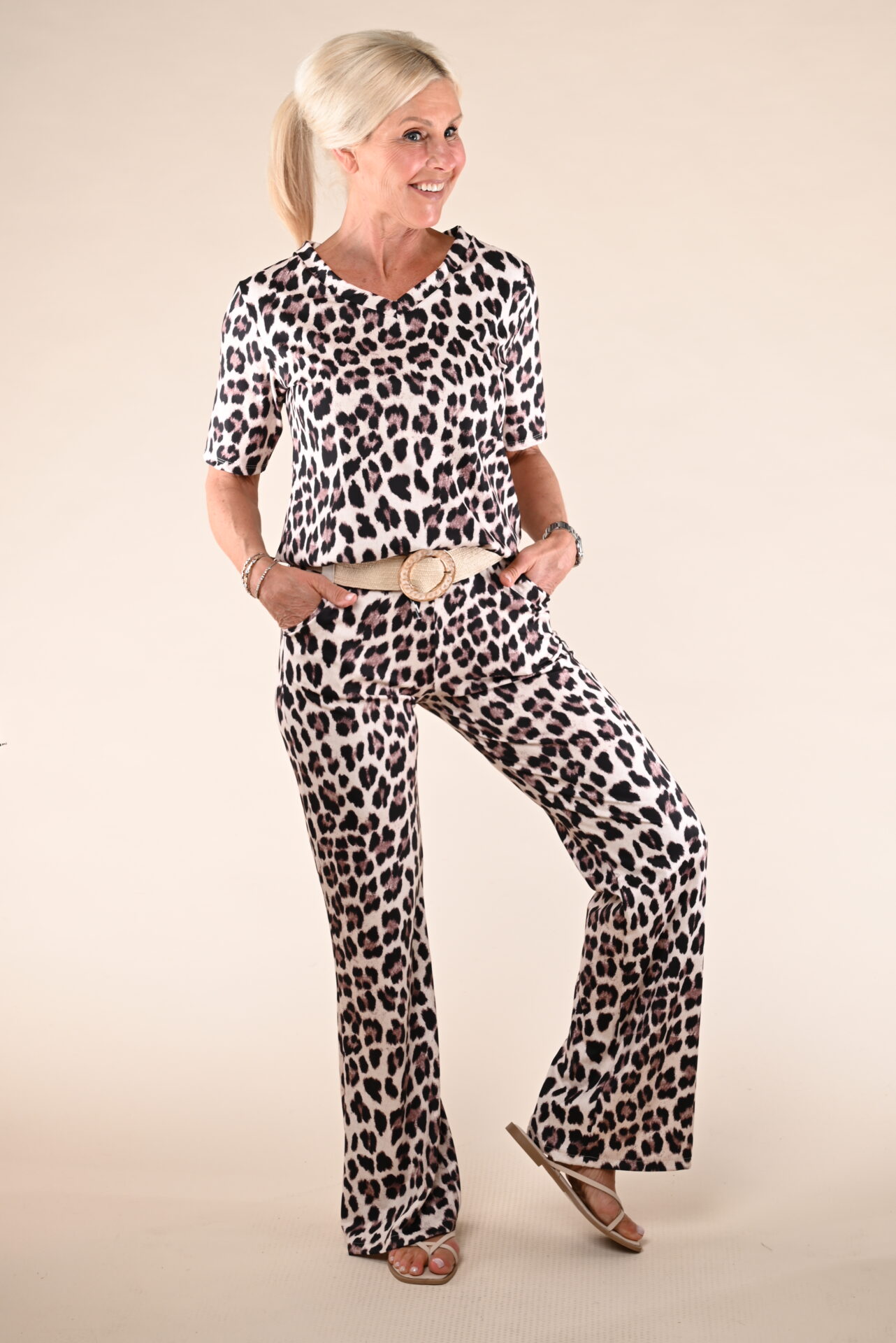 Afbeelding van een leopard travel pantalon verkrijgbaar in de maten S tot XL. Gemaakt van travel stof met een flared pijp en een drawstring in de taille. Voorzien van steekzakken aan de voorkant en nepzakken aan de achterkant. Gemaakt van 80% polyamide en 20% elastico.